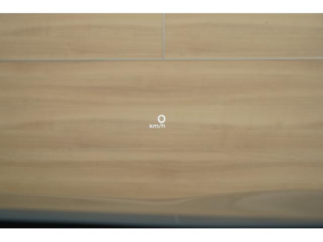 �w�b�h�A�b�v�f�B�X�v���C�������^�]�ɏW�����Ȃ���K�v�ȏ����m�F�ł���悤�ɁA�t�����g�K���X�ɏ��𓊉e�����i�����ł����ԑ��������f���o���Ă���܂���