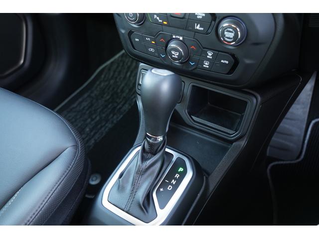 �`�s�V�t�g���o�[�������^�]�ȂƏ���Ȃ̊Ԃɔz�u����Ă���A���R�Ȏ�̈ʒu�ő���ł���悤�ɐ݌v����Ă���A�^�]���ł����K���X���[�Y�ȑ�������邱�Ƃ��ł��܂���