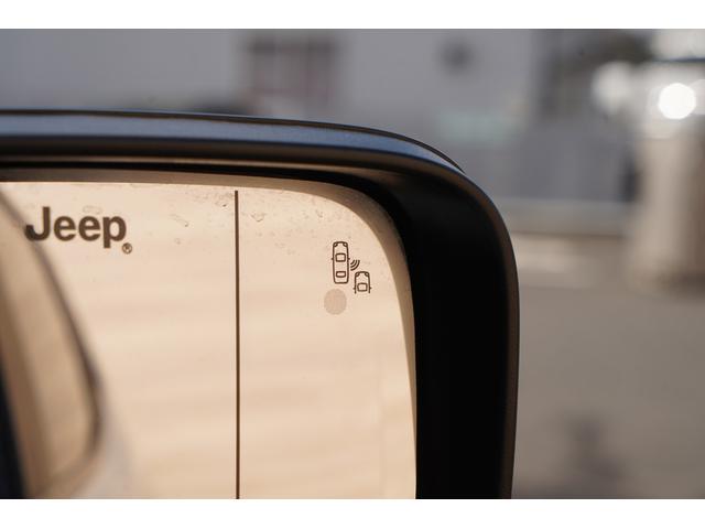 �u���C���h�X�|�b�g���j�^�[�������ԗ��̌㑤���ɂ��鎀�p�𑖂�Ԃ����m���A�h�A�~���[�̃}�[�N��x�񉹂Ŋ댯��m�点�Ă���܂���