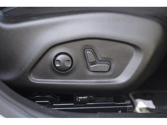 �^�]�Ȃɂ̓p���[�V�[�g�������V�[�g�̈ʒu��p�x��d���Œ����ł���@�\���{�^������őO��A�㉺�B�w������̊p�x���X���[�Y�ɒ����ł��܂���