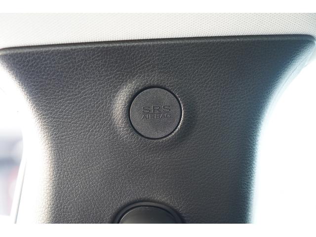 �r�q�r�J�[�e���G�A�o�b�N���������ʏՓˎ���ԗ��̉��]���ɏ���̓�����ی삷�邽�߂̃T�C�g�E�B���h�E�㕔����W�J����G�A�o�b�O�ł���