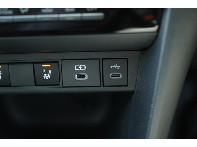 ヤリスクロス ハイブリッドZ ウルバーノ 特別仕様車 8インチディスプレイオーディオ ナビTV パノラミックビュー アドバンスドパーク ブラインドスポット ツートーンカラー ハンズフリーパワーバックドア LEDヘッドライト シートヒーター(52枚目)