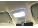 車内を明るく照らしてくれるLED照明装備☆天井中央部に設置され、乗降時や夜間の車内視認性を確保し、上質な車内空間を演出します☆