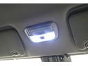 車内を明るく照らしてくれるLED照明装備☆天井中央部に設置され、乗降時や夜間の車内視認性を確保し、上質な車内空間を演出します☆