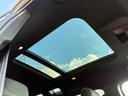スライディングパノラミックルーフ装備☆高級車やSUV車など幅広く好まれるメーカーオプション装備の一つ☆車内に自然光の明るさを取り入れることができ、とても暖かく春先などには重宝します☆