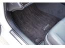 フロアマット完備☆クラウンロゴ入りで高級感ある純正フロアマット付き。室内の質感を引き立てつつ、汚れにも強い実用性の高い仕様です☆