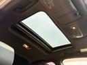 大人気メーカーオプションのサンルーフ装備☆高級車やＳＵＶ車など幅広く好まれるメーカーオプション装備の一つ☆車内に自然光の明るさを取り入れることができ、とても暖かく春先などには重宝します☆