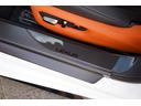 ロゴ入カーボン製スカッフプレート装備☆乗降時のキズを防止するとともに、カーボンを採用していることで車内の細部にまでこだわりを感じさせ、質感高いスポーティさを演出します☆