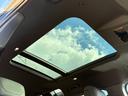 スライディングパノラミックルーフ装備☆高級車やＳＵＶ車など幅広く好まれるメーカーオプション装備の一つ☆車内に自然光の明るさを取り入れることができ、とても暖かく春先などには重宝します☆
