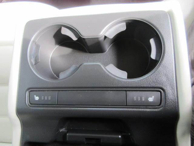 あればとっても便利な装備、カップホルダー！標準装備ですので収納もバッチリ！
