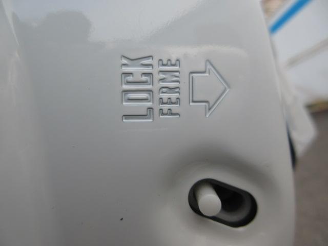 小さなお子様がおられるお客様にマストの装備！チャイルドロック！！走行中に誤って子供がドアを開けない様にする機能です！子供とのドライブには十分過ぎる位に気を使ってあげて下さいね！！