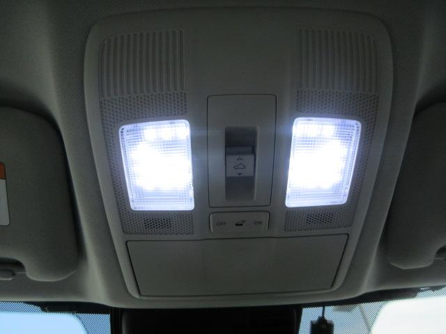 室内を明るく照らしてくれます！これで車内でのお探し物もすぐに見つかりますね♪