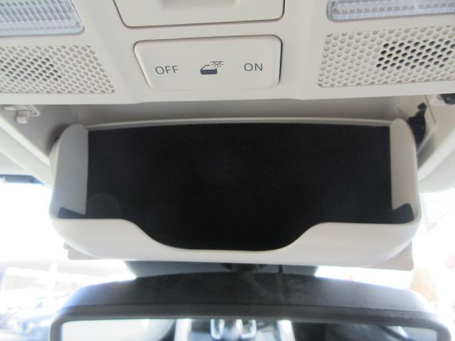 サングラスを入れておくのに便利な収納がついてます。