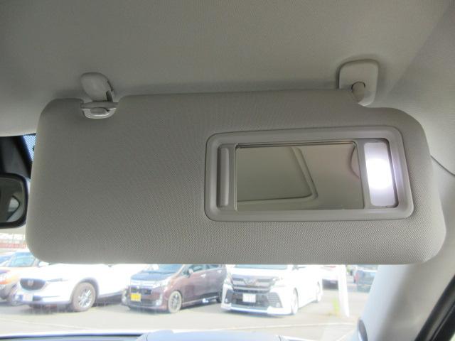 便利な装備バイザーミラー！ちょっとした化粧直しやエチケットチェックの時などにすごく助かる装備です。最近の車は気が利いてますね！