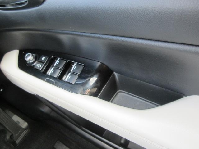 ドアの所にも収納スペースとカップホルダーが装備されています。