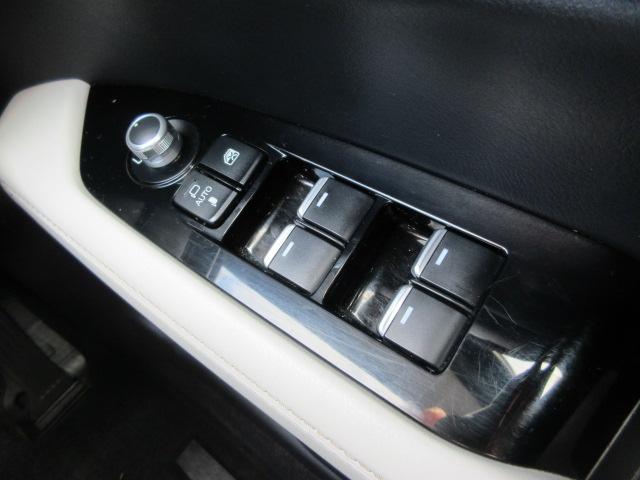 ドアの所にも収納スペースとカップホルダーが装備されています。