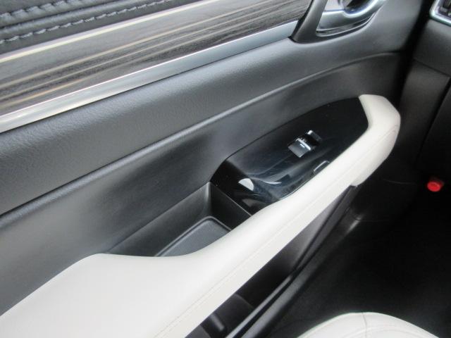 ドアの所にも収納スペースとカップホルダーが装備されています。