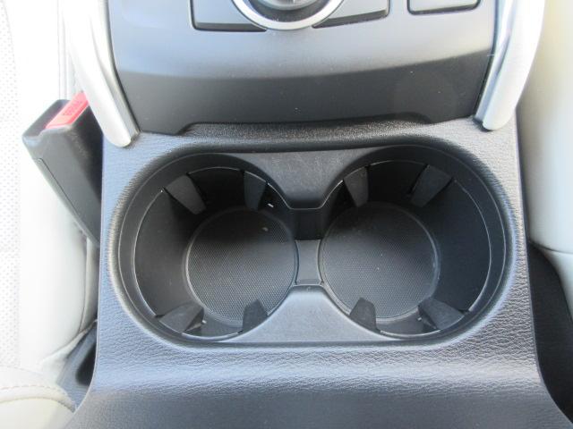 あればとっても便利な装備、カップホルダー！標準装備ですので収納もバッチリ！