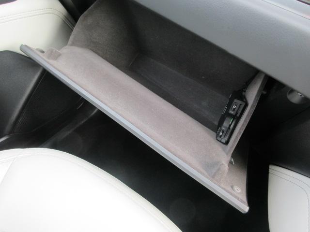 在ると便利な収納ボックス！！ちょっとした書類や小物などを入れておける収納スペースは非常に助かります。携帯の充電器やサングラス、お車のメンテナンスグッズなど意外に入れるものって沢山ありますよね！
