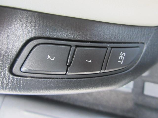 電動シートのメモリー機能付きです。最大二人までシートの位置をボタン一つで自分の位置に動かせます。