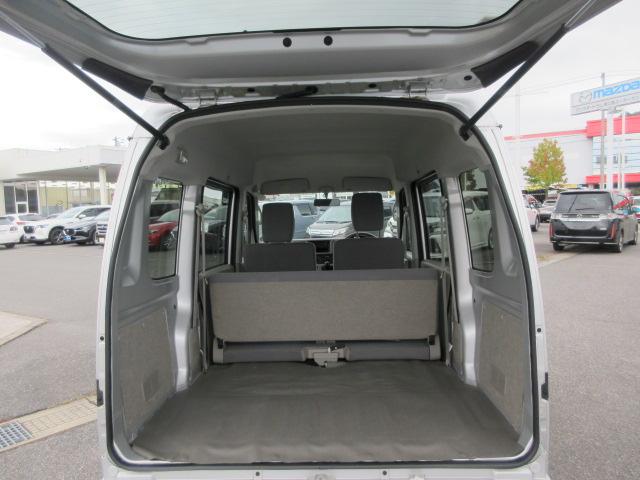 大きな荷物も楽々載せれるラゲッジスペース！リアシートを倒せば更にスペースが広がります！買い物の時やレジャーなどのお出かけの時も非常に助かります！！