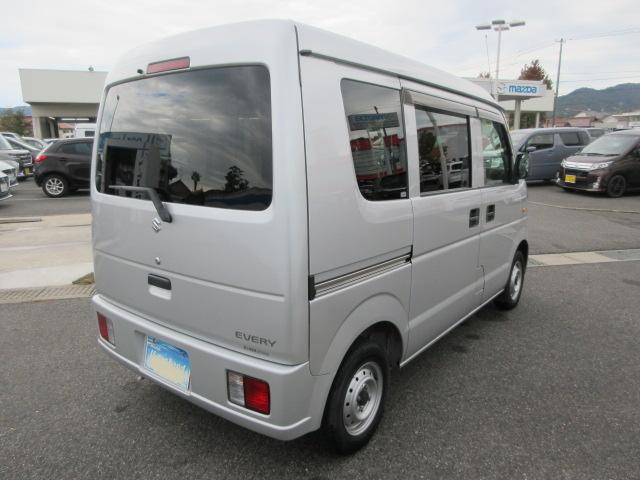 当店は常時６０台以上展示☆グループ合わせると２００台以上展示しております。軽自動車から大型車・外車まで豊富に展示しております。お気に入りのお車を一緒に見つけていきましょう♪