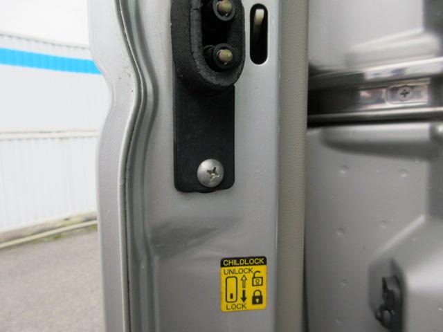 小さなお子様がおられるお客様にマストの装備！！走行中にお子様が勝手にドアを開けないようにロックしておきましょう！