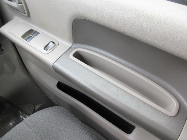 ドアの所にも収納スペースとカップホルダーが装備されています。