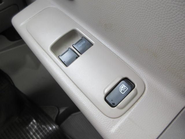 ドアの所にも収納スペースとカップホルダーが装備されています。