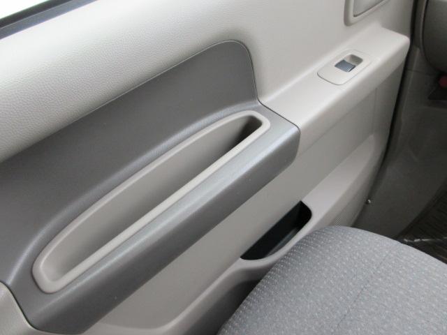 ドアの所にも収納スペースとカップホルダーが装備されています。