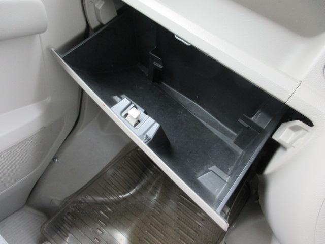 在ると便利な収納ボックス！！ちょっとした書類や小物などを入れておける収納スペースは非常に助かります。携帯の充電器やサングラス、お車のメンテナンスグッズなど意外に入れるものって沢山ありますよね！