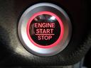 プッシュスタートシステムついております。鍵を差し込んで回すなどの操作をせずにエンジンがかけられます！簡単にエンジンがかかりますのでカバンに鍵を入れておいても大丈夫です（＾▽＾）／