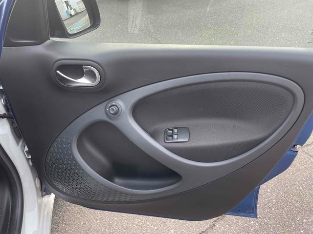 スマートフォーフォー パッション　クリアランスソナー　オートクルーズコントロール　アルミホイール　キーレスエントリー　アイドリングストップ　ＡＴ　盗難防止システム　ＡＢＳ　ＵＳＢ　エアコン　パワーステアリング　パワーウィンドウ（18枚目）