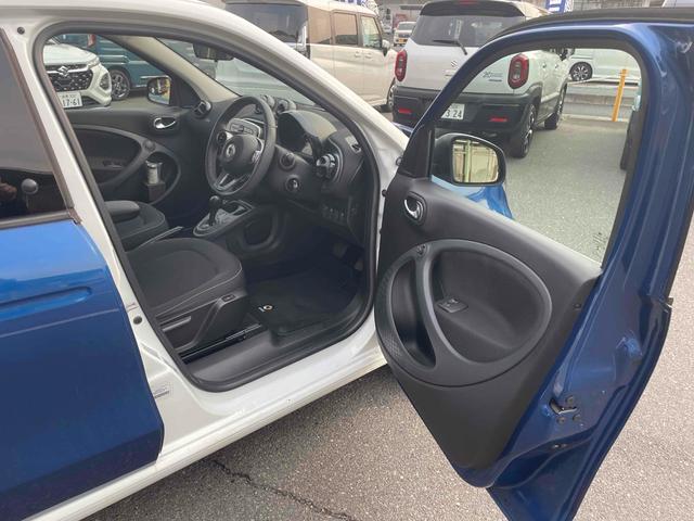 スマートフォーフォー パッション　クリアランスソナー　オートクルーズコントロール　アルミホイール　キーレスエントリー　アイドリングストップ　ＡＴ　盗難防止システム　ＡＢＳ　ＵＳＢ　エアコン　パワーステアリング　パワーウィンドウ（19枚目）