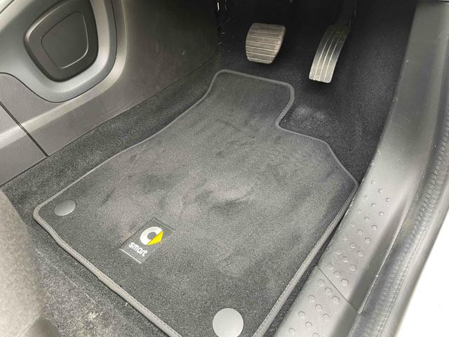 スマートフォーフォー パッション　クリアランスソナー　オートクルーズコントロール　アルミホイール　キーレスエントリー　アイドリングストップ　ＡＴ　盗難防止システム　ＡＢＳ　ＵＳＢ　エアコン　パワーステアリング　パワーウィンドウ（20枚目）