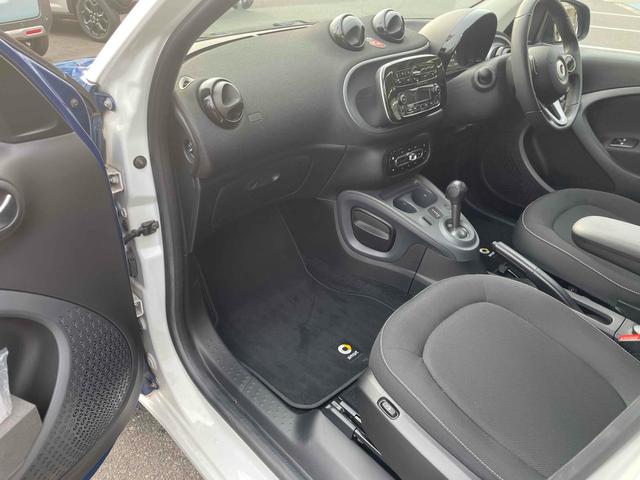 スマートフォーフォー パッション　クリアランスソナー　オートクルーズコントロール　アルミホイール　キーレスエントリー　アイドリングストップ　ＡＴ　盗難防止システム　ＡＢＳ　ＵＳＢ　エアコン　パワーステアリング　パワーウィンドウ（27枚目）