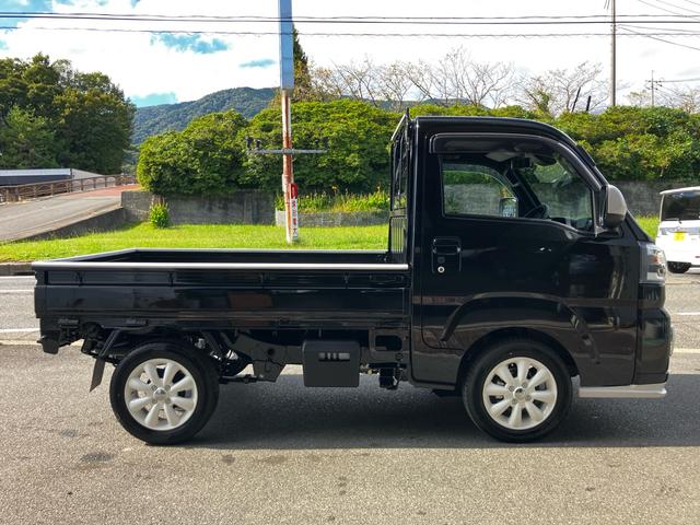 ハイゼットトラック スタンダード　ワンオーナー　禁煙車　５速ＭＴ　衝突被害軽減システム　レーンアシスト　前後ドラレコ　ＥＴＣ　ＬＥＤヘッドライト　フォグライト　スマートキー　コーナーセンサー　ＡＷ１４インチ　荷台マット付き　作業灯（4枚目）