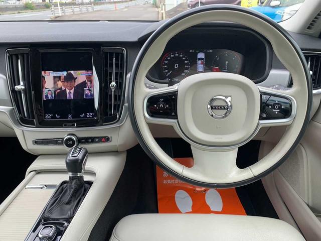 Ｖ９０ クロスカントリー　Ｄ４　ＡＷＤ　モメンタム　禁煙　純正ナビ　フルセグ　Ｂｌｕｅｔｏｏｈｔ　３６０°ビュー　ルーフキャリア　ホワイトレザー　パワーバックドア　レーダークルーズ　ＬＥＤヘッド　ＥＴＣ　テレスコピックステア　インテリセーフ　純正ＡＷ（10枚目）