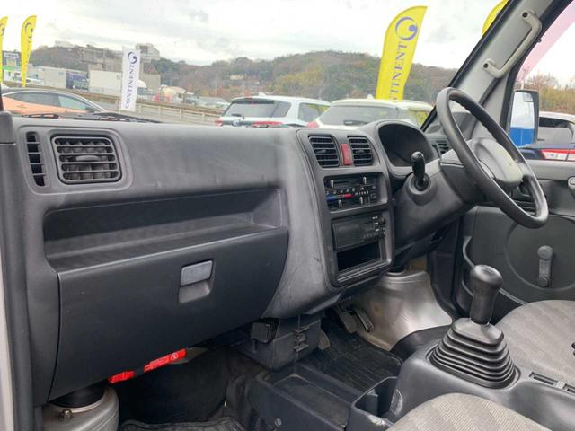 キャリイトラック ＫＣ　ワンオーナー　５速ミッション　エアコン　三方開　室内灯　純正ラジオ　ラバーフロアマット　ゲートプロテクター　シガーソケット　サンバイザー　間欠ワイパー　デフロスター　取説・保証書　積載量３５０ｋｇ（9枚目）