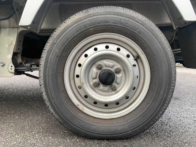 キャリイトラック ＫＣ　ワンオーナー　５速ミッション　エアコン　三方開　室内灯　純正ラジオ　ラバーフロアマット　ゲートプロテクター　シガーソケット　サンバイザー　間欠ワイパー　デフロスター　取説・保証書　積載量３５０ｋｇ（27枚目）