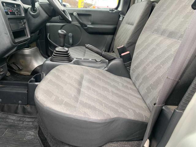 キャリイトラック ＫＣ　ワンオーナー　５速ミッション　エアコン　三方開　室内灯　純正ラジオ　ラバーフロアマット　ゲートプロテクター　シガーソケット　サンバイザー　間欠ワイパー　デフロスター　取説・保証書　積載量３５０ｋｇ（35枚目）