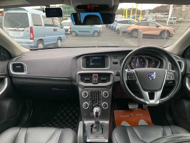 Ｖ４０ Ｄ４　禁煙　ナビ　フルセグ　Ｂｌｕｅｔｏｏｔｈ　バックモニター　前後ドラレコ　ブラックレザーシート　パワーシート　レーダークルーズ　ＥＴＣ　衝突軽減　レーンキープ　クリアランスソナー　ＢＳＭ　純正ＡＷ（5枚目）