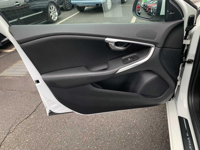 Ｖ４０ Ｄ４　禁煙　ナビ　フルセグ　Ｂｌｕｅｔｏｏｔｈ　バックモニター　前後ドラレコ　ブラックレザーシート　パワーシート　レーダークルーズ　ＥＴＣ　衝突軽減　レーンキープ　クリアランスソナー　ＢＳＭ　純正ＡＷ（52枚目）