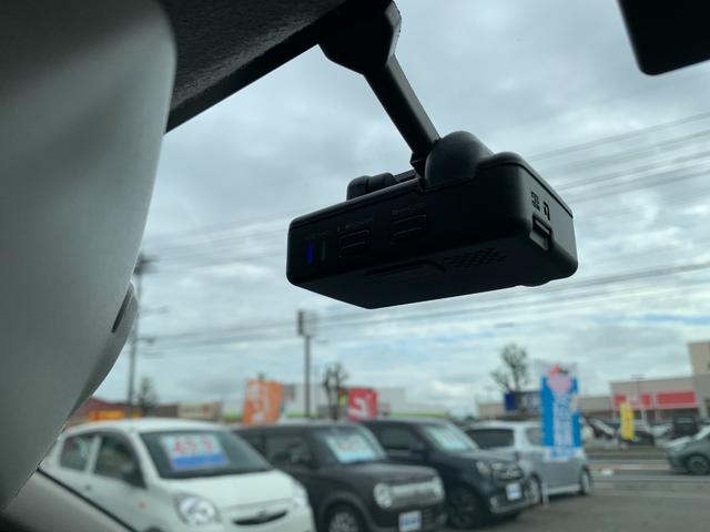 アルトワークス ベースグレード　純正ナビ　フルセグＴＶ　Ｂｌｕｅｔｏｏｔｈ　バックカメラ　ＥＴＣ　オートライト　オートエアコン　ドライブレコーダー　スマートキー　レカロシート　レザー調シートカバー　ＨＩＤヘッド　タイミングチェーン（12枚目）