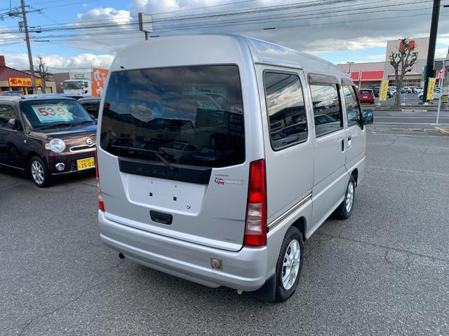 サンバーバン トランスポーター　軽キャン　ベッドキット　外品ナビフルセグＴＶ　フリップダウンリアモニター　ドライブレコーダー　ＥＴＣ　キーレス　外部電源コンセント　カーテン　収納棚　ＬＥＤ照明　外品アルミ　フロアマット　ドアバイザー（8枚目）