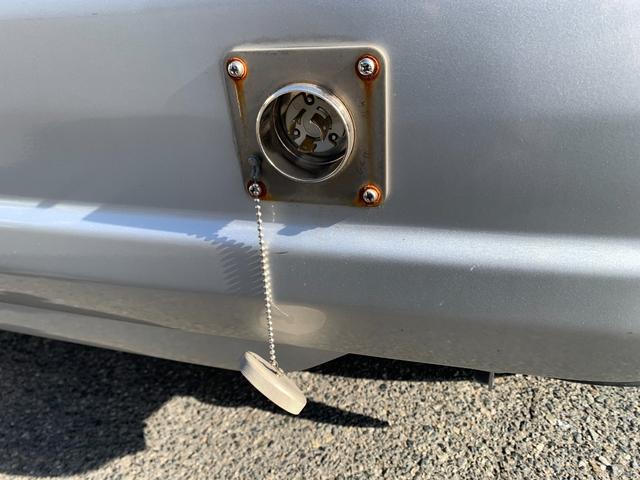 サンバーバン トランスポーター　軽キャン　ベッドキット　外品ナビフルセグＴＶ　フリップダウンリアモニター　ドライブレコーダー　ＥＴＣ　キーレス　外部電源コンセント　カーテン　収納棚　ＬＥＤ照明　外品アルミ　フロアマット　ドアバイザー（18枚目）