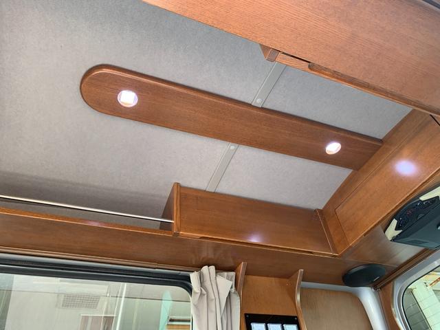 サンバーバン トランスポーター　軽キャン　ベッドキット　外品ナビフルセグＴＶ　フリップダウンリアモニター　ドライブレコーダー　ＥＴＣ　キーレス　外部電源コンセント　カーテン　収納棚　ＬＥＤ照明　外品アルミ　フロアマット　ドアバイザー（19枚目）