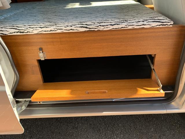 サンバーバン トランスポーター　軽キャン　ベッドキット　外品ナビフルセグＴＶ　フリップダウンリアモニター　ドライブレコーダー　ＥＴＣ　キーレス　外部電源コンセント　カーテン　収納棚　ＬＥＤ照明　外品アルミ　フロアマット　ドアバイザー（23枚目）