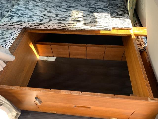 サンバーバン トランスポーター　軽キャン　ベッドキット　外品ナビフルセグＴＶ　フリップダウンリアモニター　ドライブレコーダー　ＥＴＣ　キーレス　外部電源コンセント　カーテン　収納棚　ＬＥＤ照明　外品アルミ　フロアマット　ドアバイザー（24枚目）