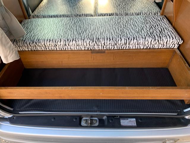 サンバーバン トランスポーター　軽キャン　ベッドキット　外品ナビフルセグＴＶ　フリップダウンリアモニター　ドライブレコーダー　ＥＴＣ　キーレス　外部電源コンセント　カーテン　収納棚　ＬＥＤ照明　外品アルミ　フロアマット　ドアバイザー（28枚目）